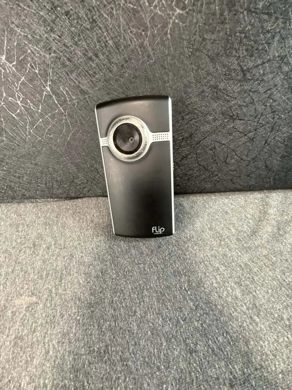 Cisco Flip Video UltraHD 3rd Generation Camcorder Black 8GB (for parts)